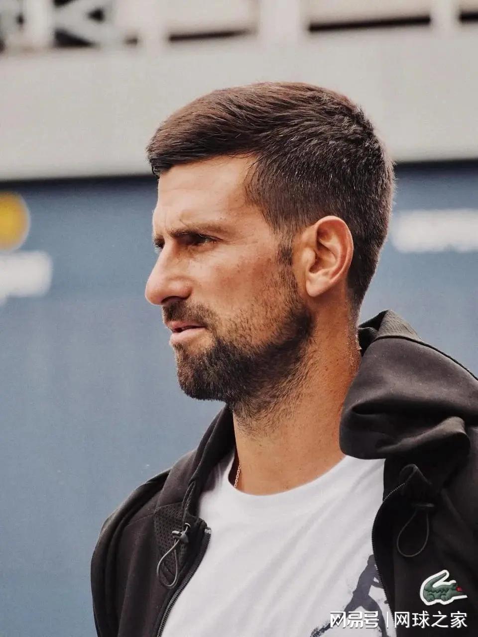 德约带伤超越费德勒创造新历史，赛后谈伤病报平安打趣：年轻力壮