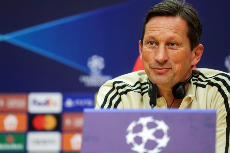 记者：费内巴切体育总监与施密特会谈，但也在评估其他人选